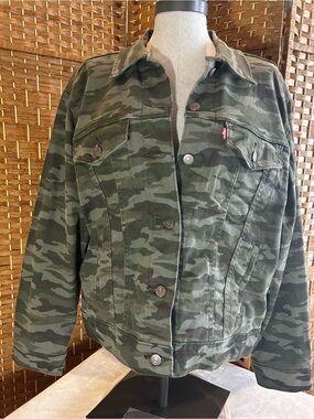 Levi’s Camo Trucker Jacket XL Green Military Utility Denim Jacket